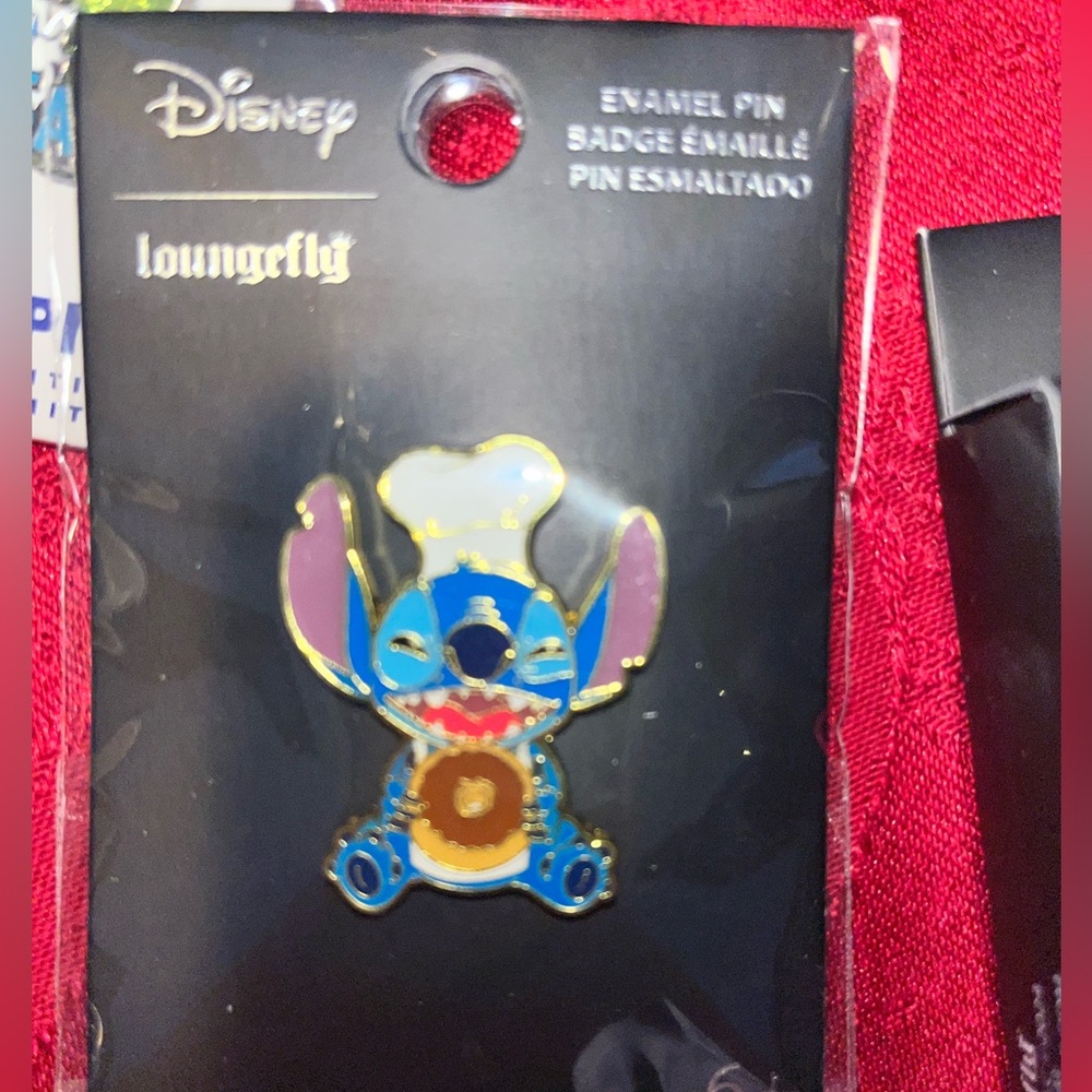 New in package Disney Loungly pin Lilo & Stitch - Stitch eating donut